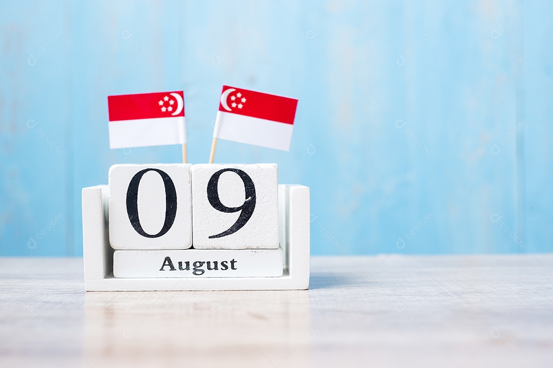 Calendário de madeira de 17 de agosto com bandeiras em miniatura da Indonésia. Dia da independência da Indonésia, feriado nacional e conceitos de celebração feliz