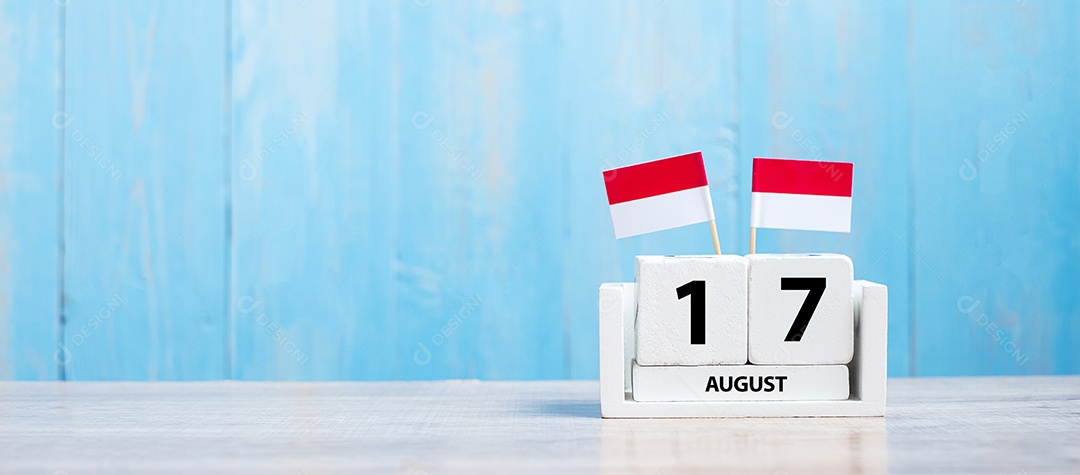 Calendário de madeira de 17 de agosto com bandeiras em miniatura da Indonésia. Dia da independência da Indonésia, feriado nacional e conceitos de celebração feliz