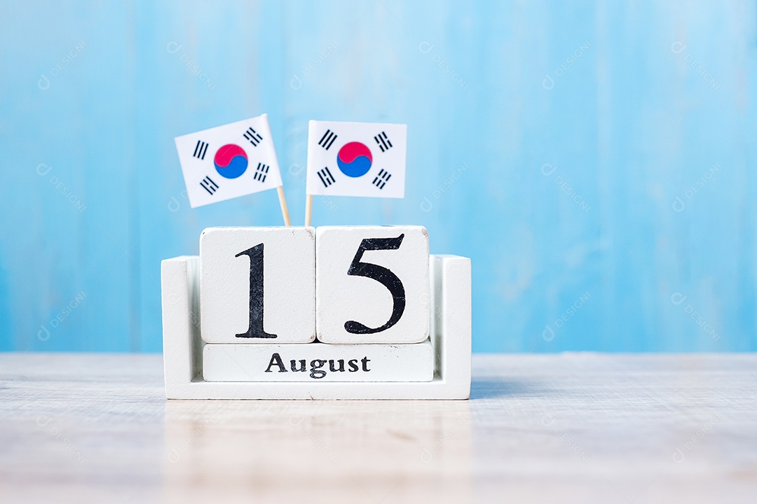Calendário de madeira de 15 de agosto com bandeiras em miniatura da República da Coreia. dia da independência, Dia da Libertação Nacional da Coreia, Dia do feriado da nação e conceitos de celebração feliz