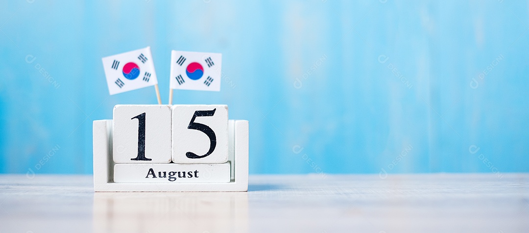 Calendário de madeira de 15 de agosto com bandeiras em miniatura da República da Coreia. dia da independência, Dia da Libertação Nacional da Coreia, Dia do feriado da nação e conceitos de celebração feliz
