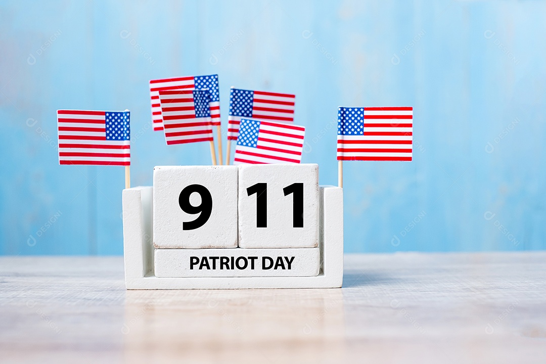 911 Nunca se esqueça com bandeira dos Estados Unidos da América em fundo de madeira. copie o espaço para o texto. Conceito de Dia do Patriota e Memorial