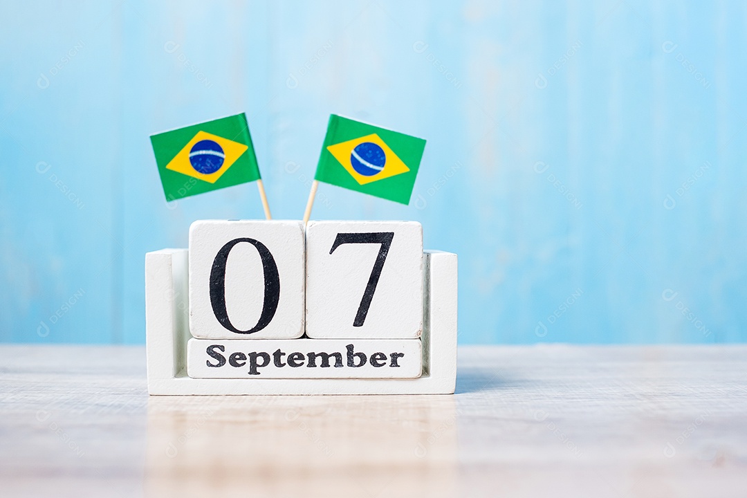 Calendário de madeira de 7 de setembro com bandeiras do Brasil em miniatura. Dia da independência do Brasil e conceitos de celebração feliz