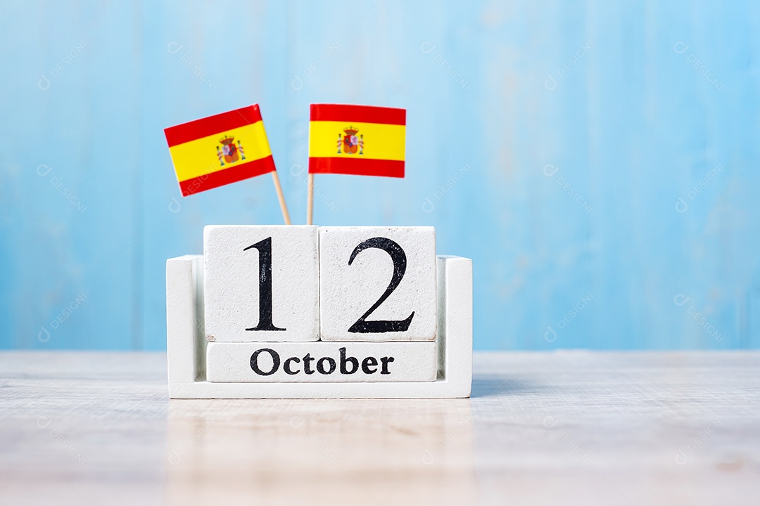 Calendário de madeira de 12 de outubro com bandeiras de Espanha em miniatura. Dia Nacional da Espanha e conceitos de celebração feliz