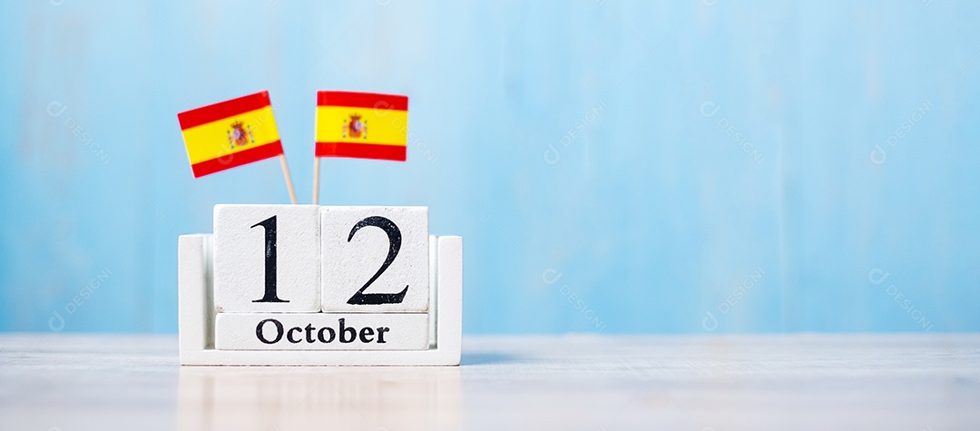 Calendário de madeira de 12 de outubro com bandeiras de Espanha em miniatura. Dia Nacional da Espanha e conceitos de celebração feliz