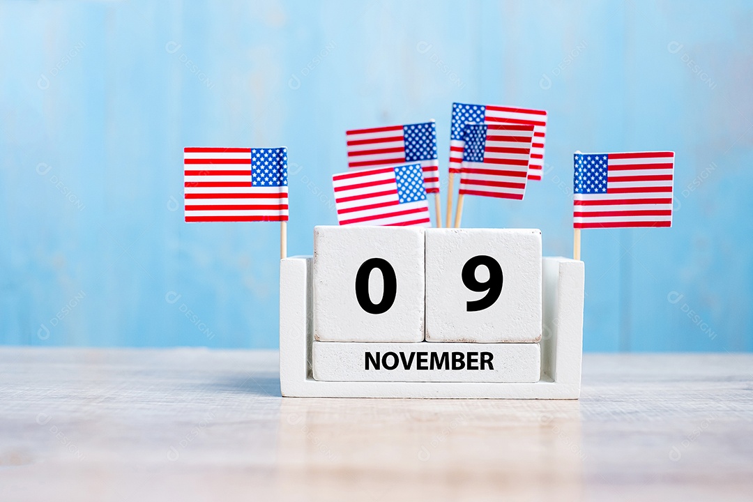 9 de novembro de calendário branco com bandeira dos Estados Unidos da América em fundo de madeira. Dia dos veteranos 2020 e conceito de férias