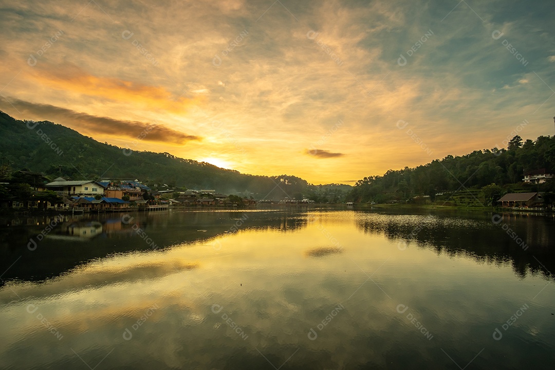 Linda vista para o lago ao nascer do sol da manhã, vila de Ban Rak Thai, marco e popular para atrações turísticas, província de Mae Hong Son, Tailândia