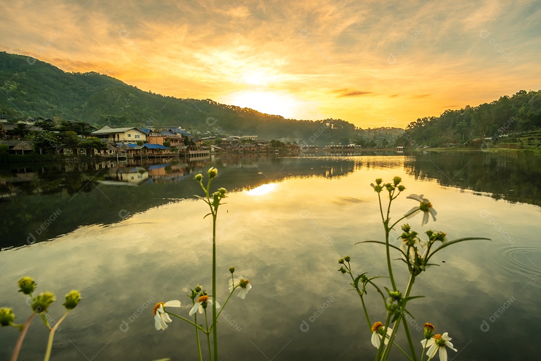 Linda vista para o lago ao nascer do sol da manhã, vila de Ban Rak Thai, marco e popular para atrações turísticas, província de Mae Hong Son, Tailândia