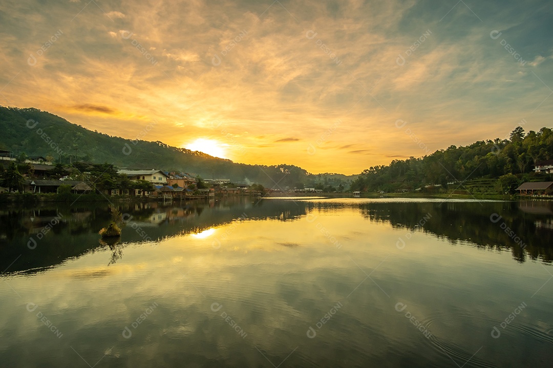 Linda vista para o lago ao nascer do sol da manhã, vila de Ban Rak Thai, marco e popular para atrações turísticas, província de Mae Hong Son, Tailândia