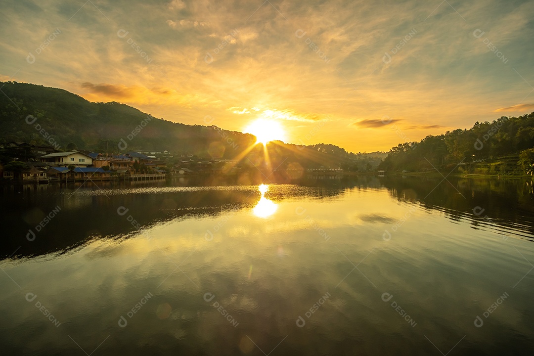 Linda vista para o lago ao nascer do sol da manhã, vila de Ban Rak Thai, marco e popular para atrações turísticas, província de Mae Hong Son, Tailândia