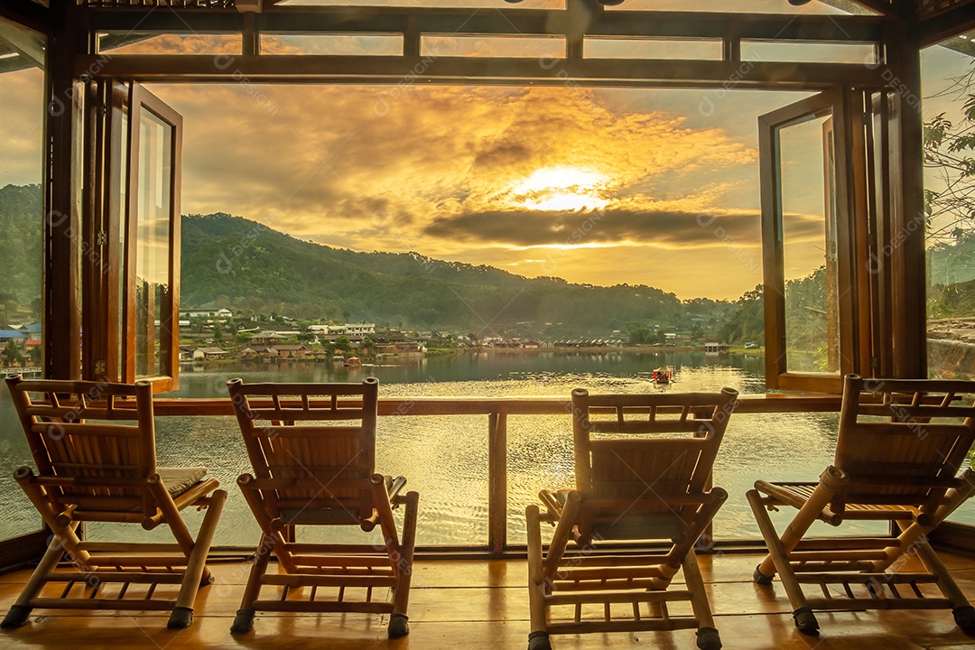 vista para o lago no café ao nascer do sol da manhã, vila tailandesa de Ban Rak, marco e popular para atrações turísticas, província de Mae Hong Son, Tailândia. Conceito de viagem