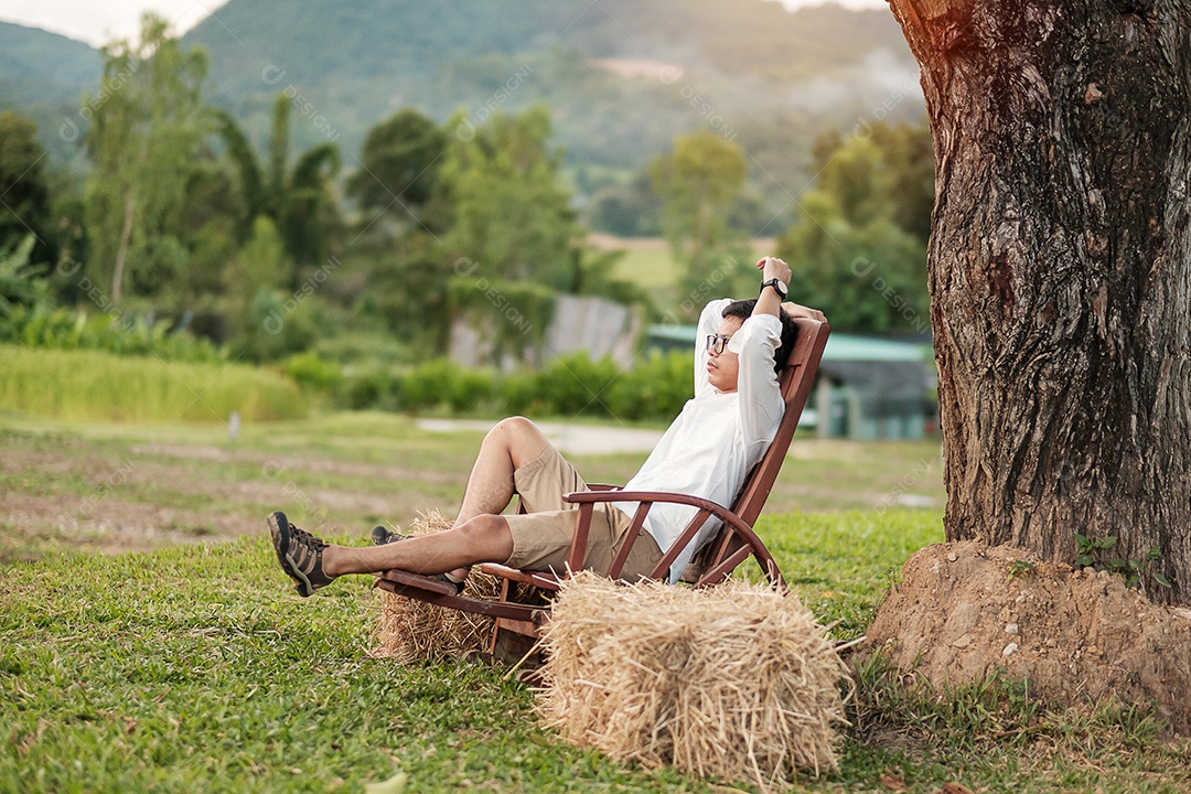 Mulher viajante feliz em pé e olhando floresta de pinheiros, turista solo em vestido branco e viajando em Pang Oung, Mae Hong Son, Tailândia
