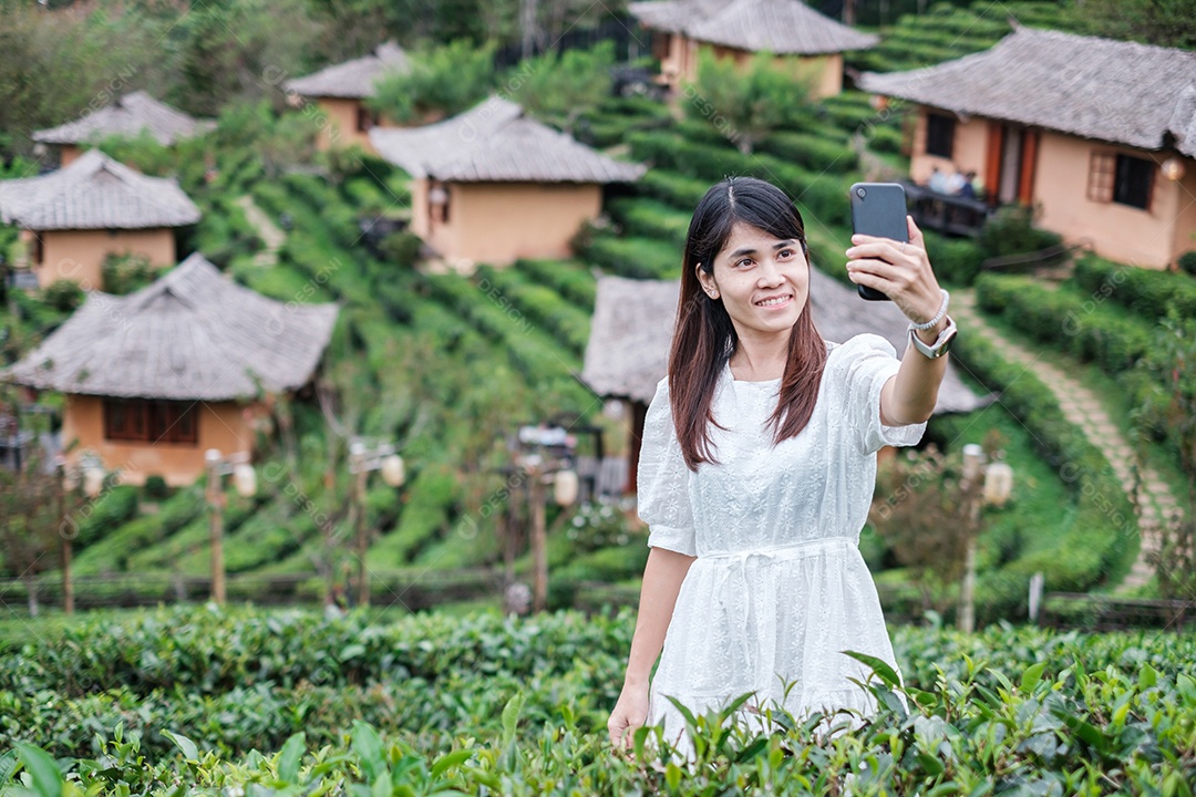 Mulher turista feliz em vestido branco desfrutar de belo jardim de flores. viagens, natureza, férias e conceito de férias