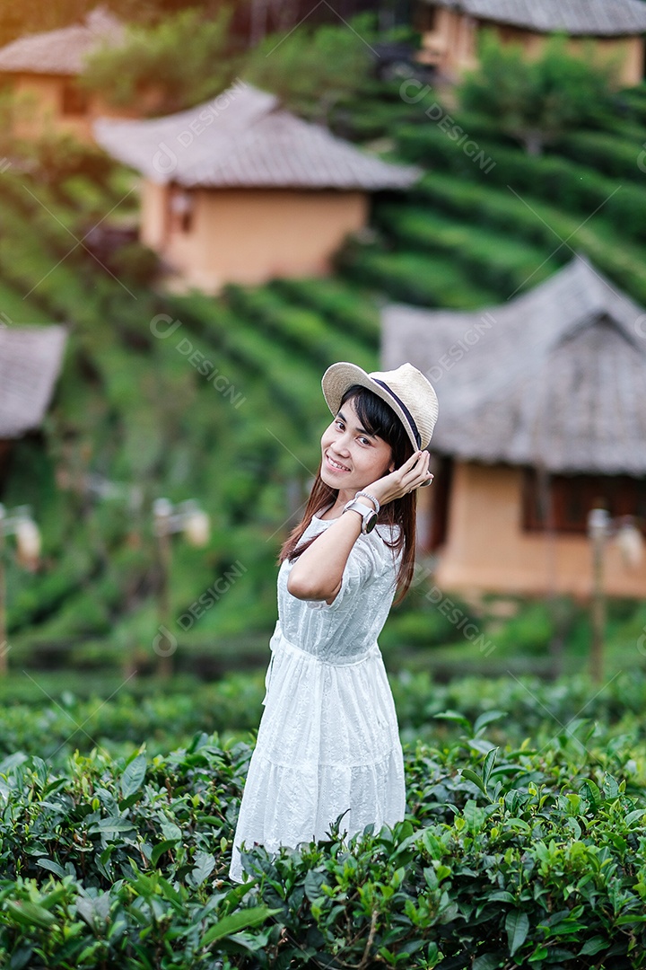 Mulher turista feliz em vestido branco desfrutar de belo jardim de flores. viagens, natureza, férias e conceito de férias