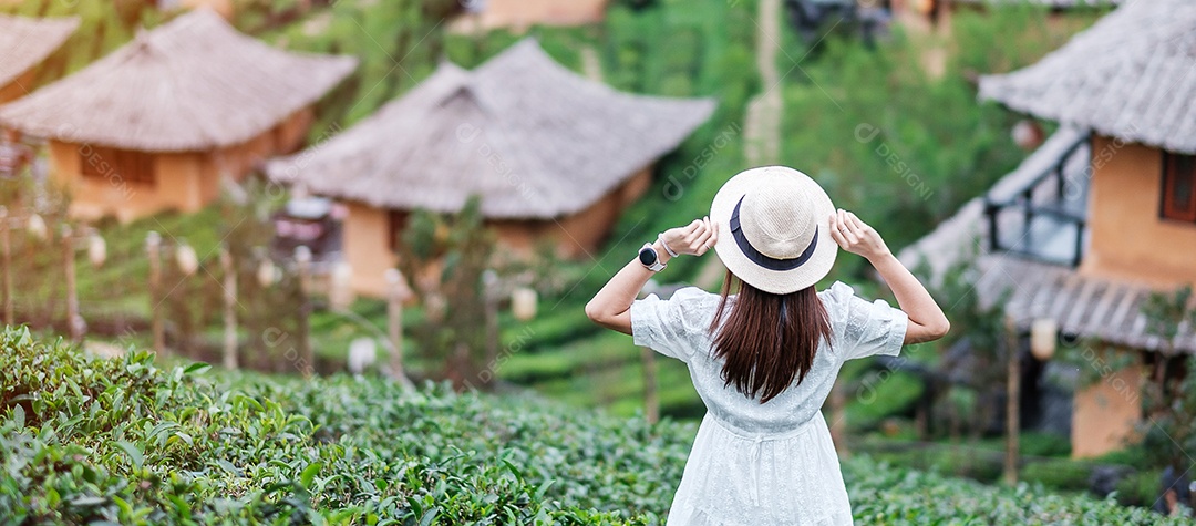 Mulher turista feliz em vestido branco desfrutar de belo jardim de flores. viagens, natureza, férias e conceito de férias