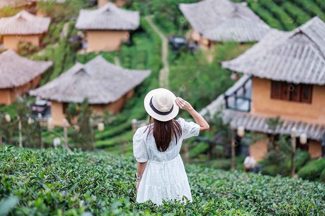 Mulher turista feliz em vestido branco desfrutar de belo jardim de flores. viagens, natureza, férias e conceito de férias