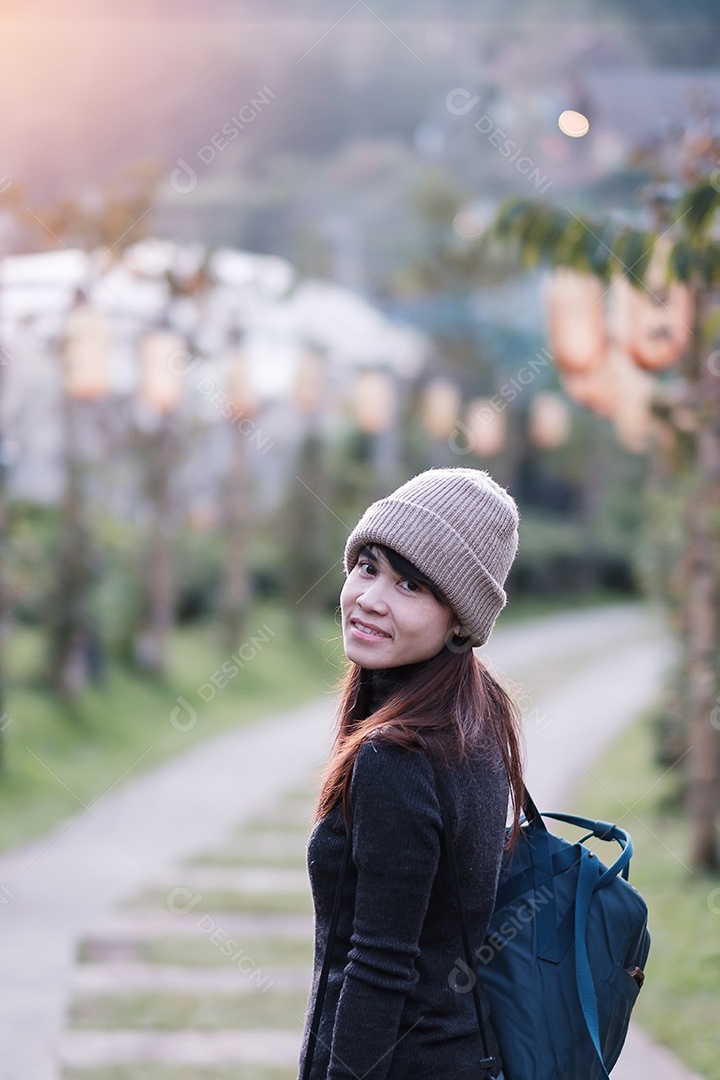 Mulher turista feliz desfrutar no belo jardim de chá. Viajante visitando na aldeia de Ban Rak Thai, Mae Hong Son, Tailândia. conceito de viagens, férias e férias