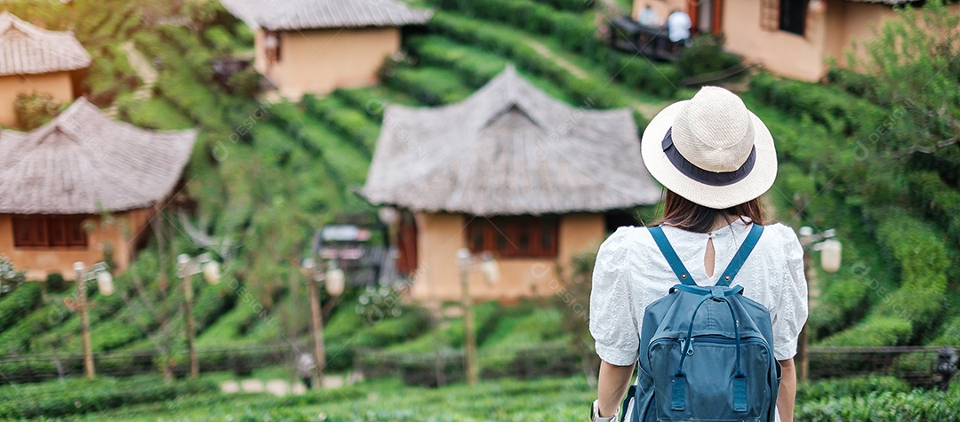 Mulher turista feliz em vestido branco desfrutar de belo jardim de chá. Viajante visitando na aldeia de Ban Rak Thai, Mae Hong Son, Tailândia. conceito de viagens