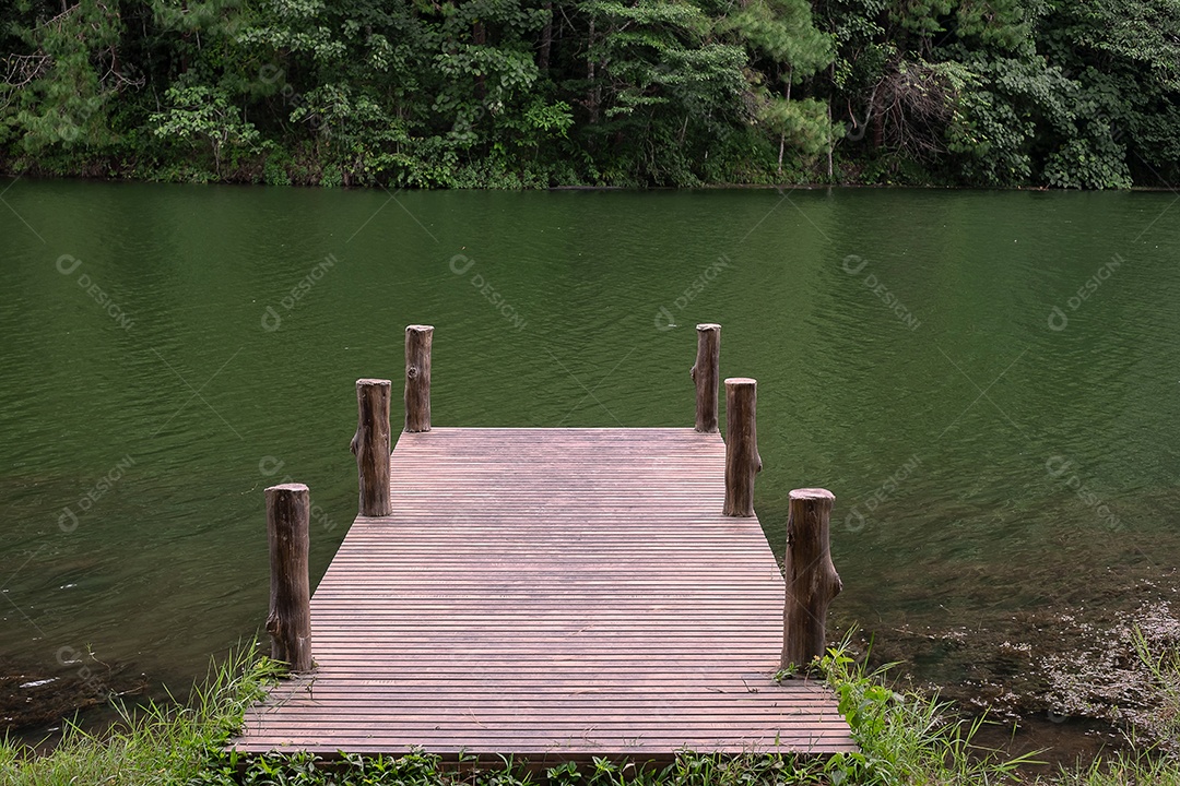Ponte contra o fundo da natureza do lago e da floresta em Pang Oung, Mae Hong Son, Tailândia. conceito de viagens, ao ar livre, natural e férias
