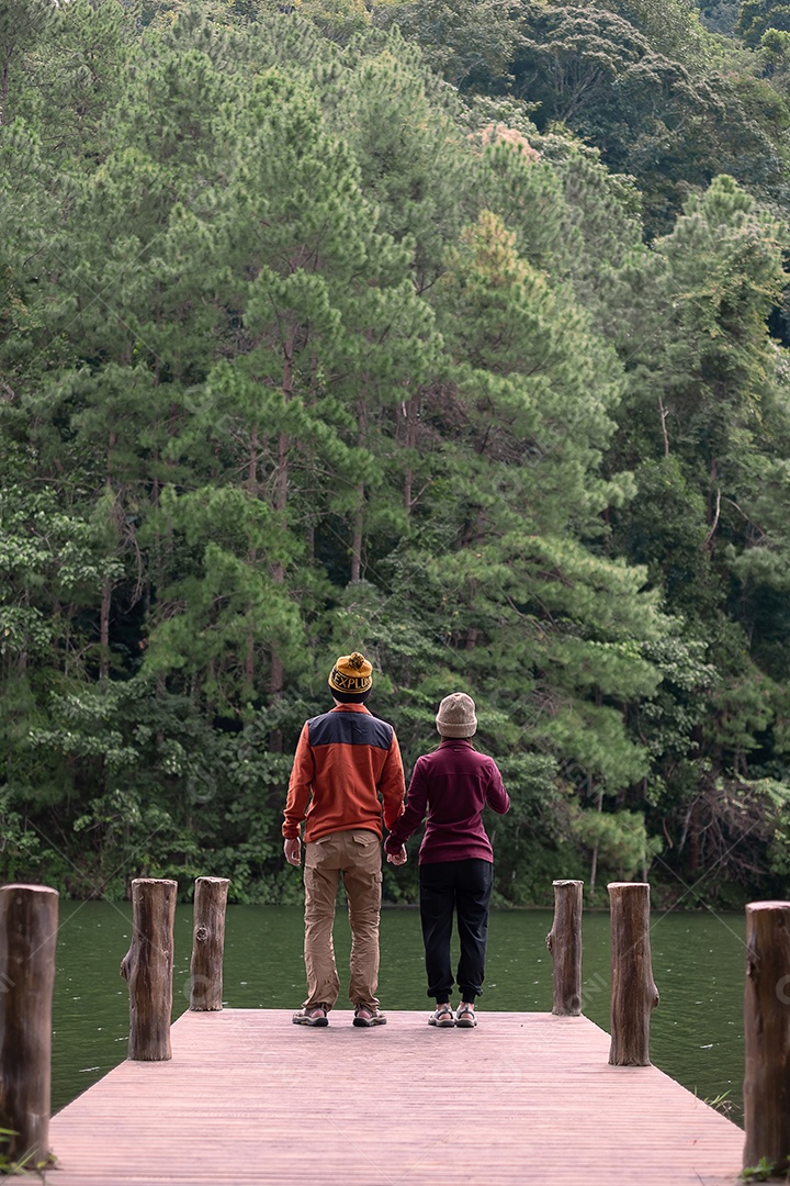 Viajante de casal feliz em pé e olhando a vista da natureza, turistas em suéter viajando em Pang Oung, Mae Hong Son, Tailândia. Juntos, viagem, viagem e conceito de férias