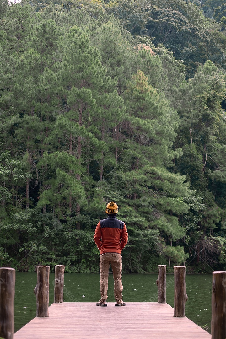 Homem viajante feliz em pé e olhando a vista da natureza, turista solo em suéter viajando em Pang Oung, Mae Hong Son, Tailândia. conceito de viagens, viagens e férias