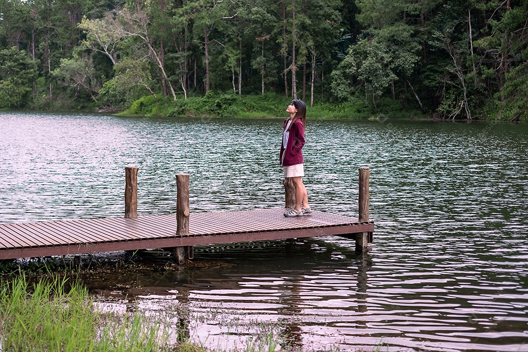 Mulher viajante feliz em pé e olhando a vista da natureza, turista solo em suéter viajando em Pang Oung, Mae Hong Son, Tailândia. conceito de viagens, viagens e férias