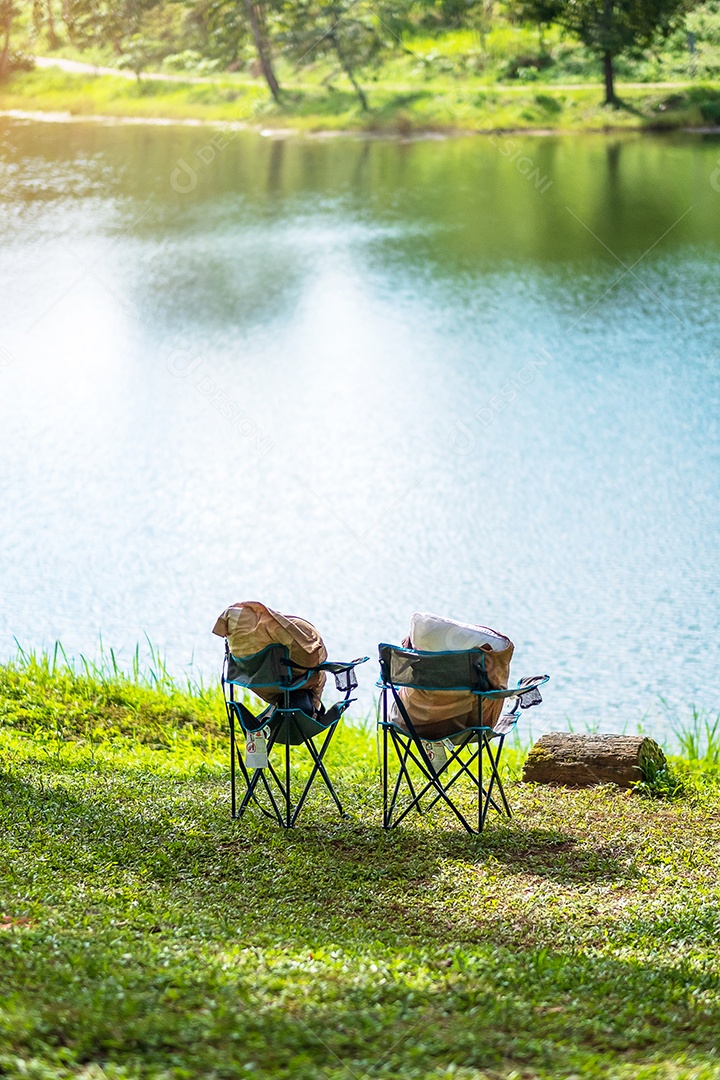 Duas cadeiras Camping perto do lago. Conceito de viagens, viagens e férias ao ar livre