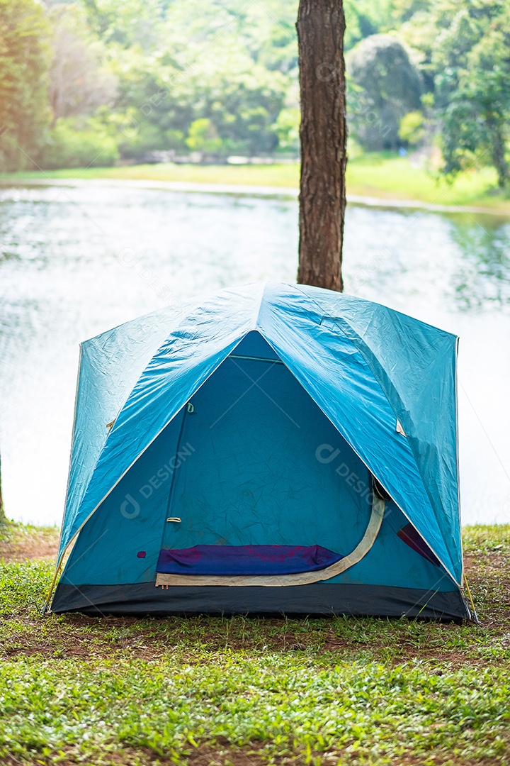 Acampar sob a floresta de pinheiros, tenda azul perto do lago em Pang Oung, Mae Hong Son, Tailândia. conceito de viagens, viagens e férias