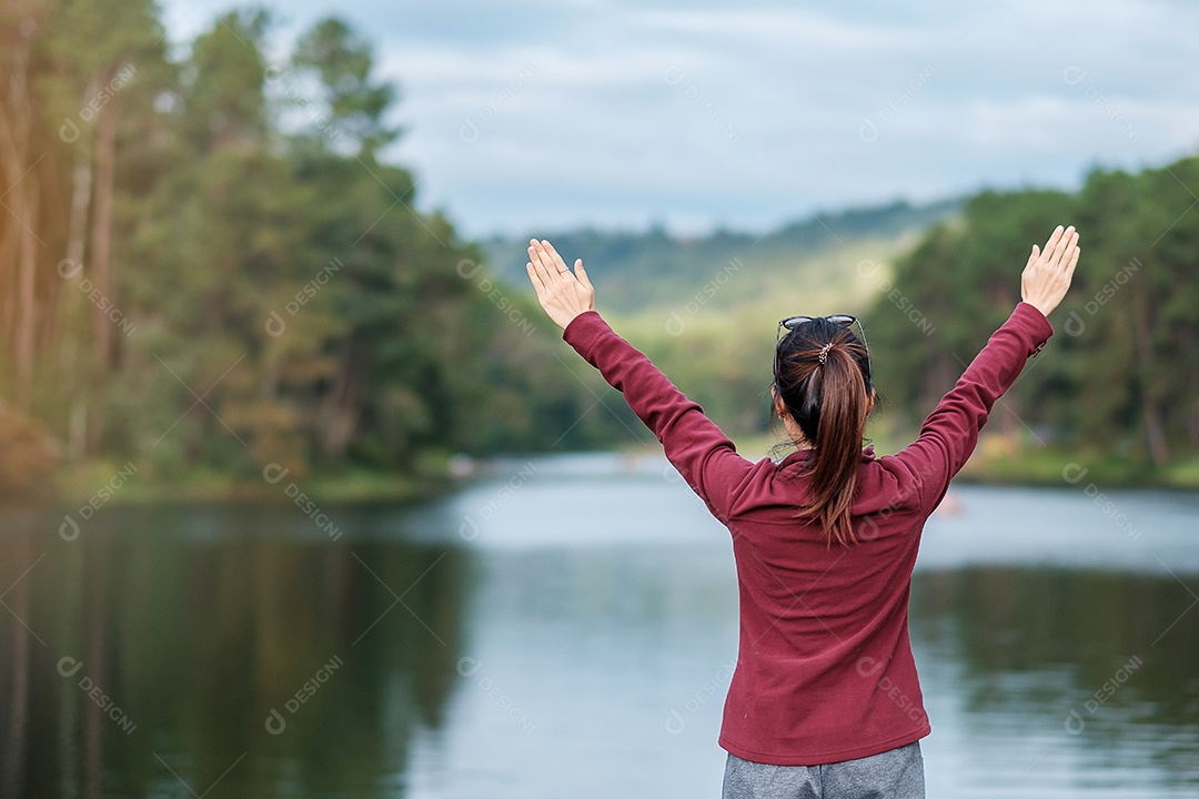 Mulher viajante feliz tirando foto vista da natureza por smartphone, turista solo em suéter viajando em Pang Oung, Mae Hong Son, Tailândia. conceito de viagens