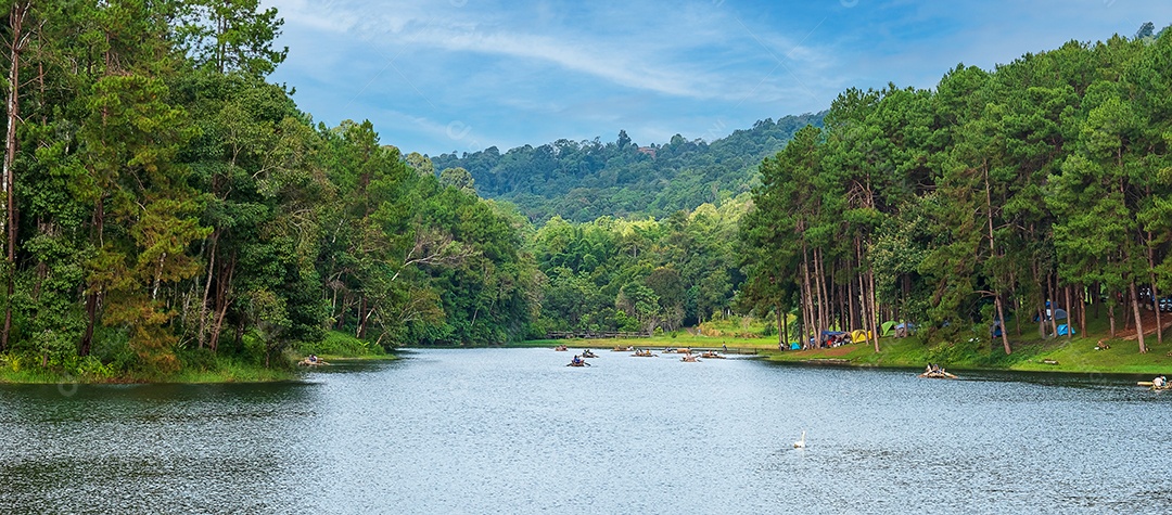 Belas paisagens do lago Pang Oung, Mae Hong Son, Tailândia. conceito de viagens, viagens e férias