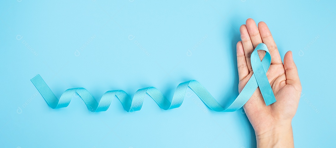 Novembro mês de conscientização do câncer de próstata, fita azul clara para apoiar as pessoas que vivem e estão doentes. Cuidados de saúde, homens internacionais