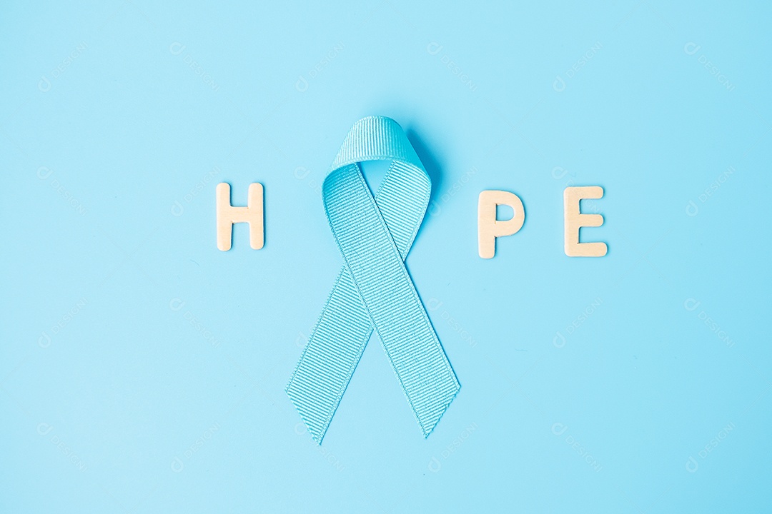 Novembro mês de conscientização do câncer de próstata, fita azul clara para apoiar as pessoas que vivem e estão doentes. Cuidados de saúde, homens internacionais