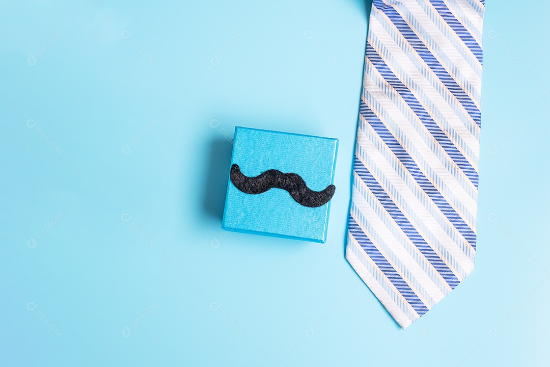 caixa de presente com bigode e gravata em fundo azul, preparação para pais. Dia Internacional do Homem Mundial e conceito de dia dos pais