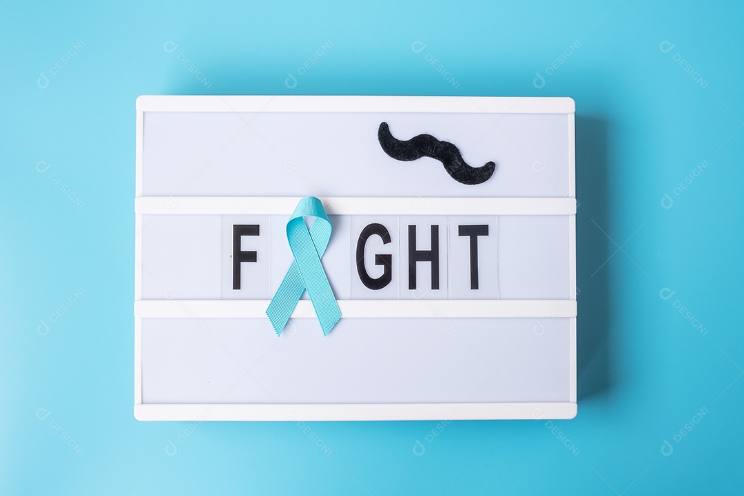 Mês de conscientização do câncer de próstata, fita azul clara com bigode na mesa de luz com fundo de texto de luta para apoiar pessoas vivas e doentes.