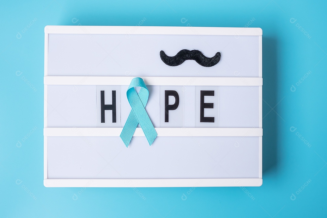 Mês de conscientização do câncer de próstata, fita azul clara com bigode na mesa de luz com fundo de texto Hope para apoiar pessoas vivas e doentes.