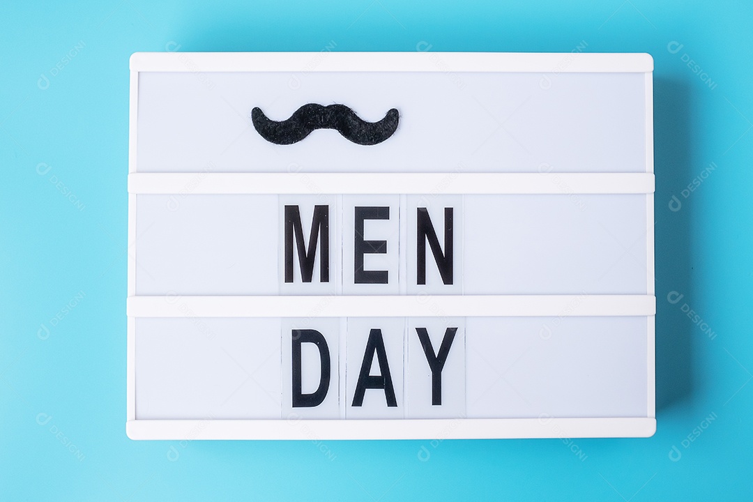 Texto do dia dos homens com bigode na mesa de luz. Dia internacional dos homens e conceito de dia dos pais