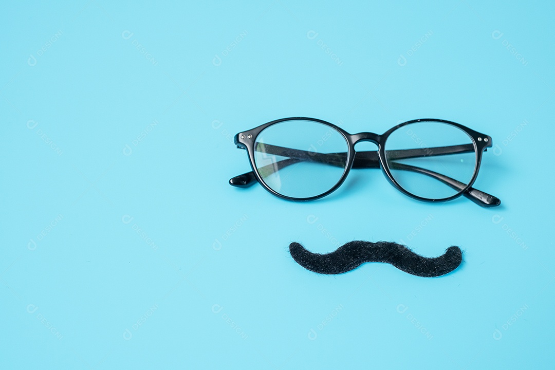 Bigode preto mínimo e óculos sobre fundo azul. Conceitos de feliz dia dos pais e dia internacional dos homens
