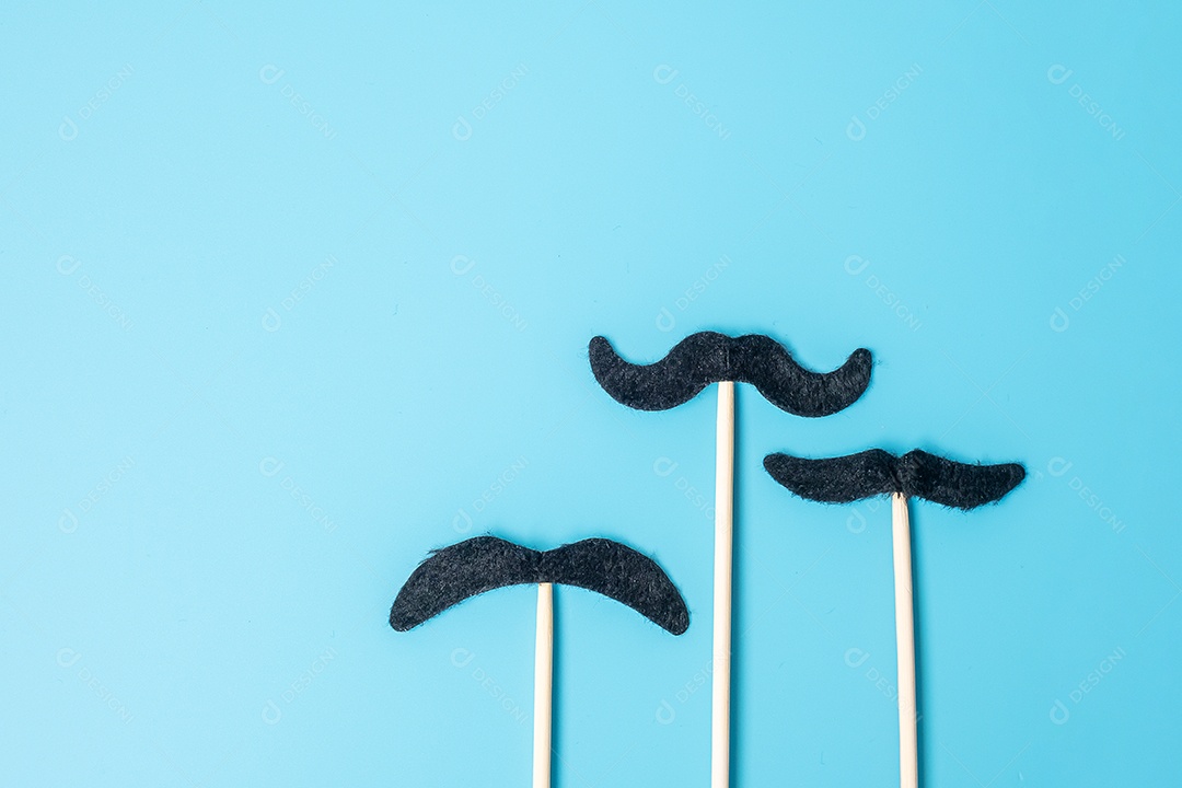 Bigode preto sobre fundo azul. Conceitos de feliz dia dos pais e dia internacional dos homens