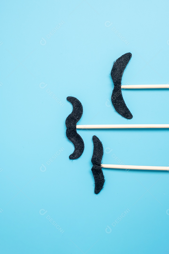 Bigode preto sobre fundo azul. Conceitos de feliz dia dos pais e dia internacional dos homens