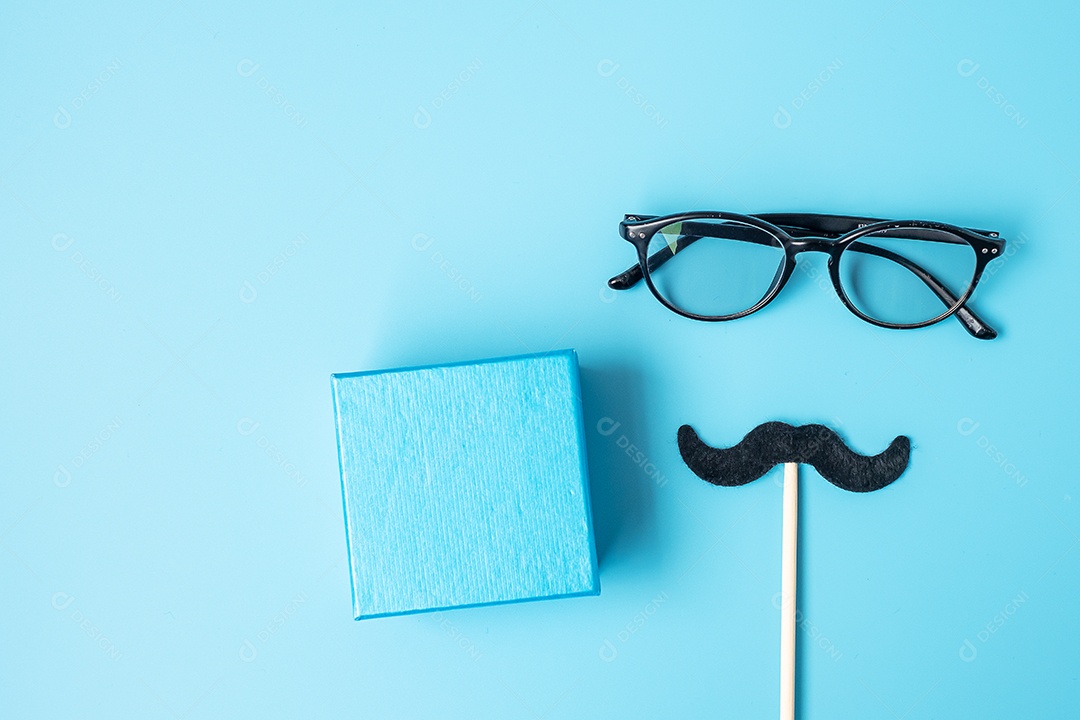 Bigode preto mínimo, presente e óculos sobre fundo azul. Conceitos de feliz dia dos pais e dia internacional dos homens