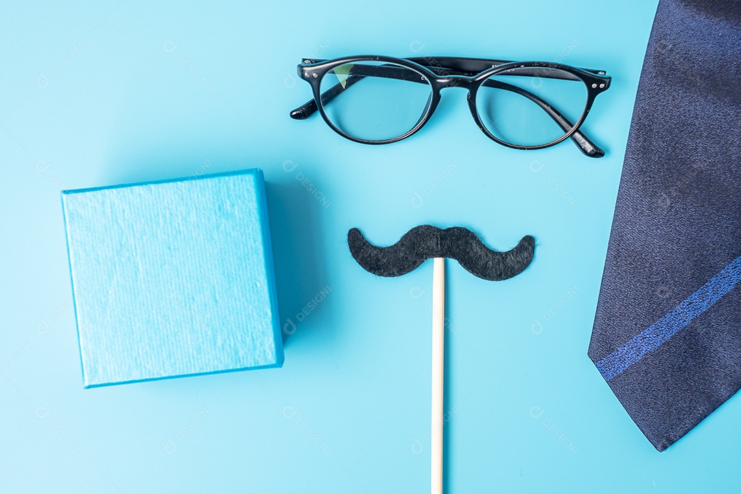 Bigode preto mínimo, presente, óculos e gravata sobre fundo azul. Conceitos de feliz dia dos pais e dia internacional dos homens
