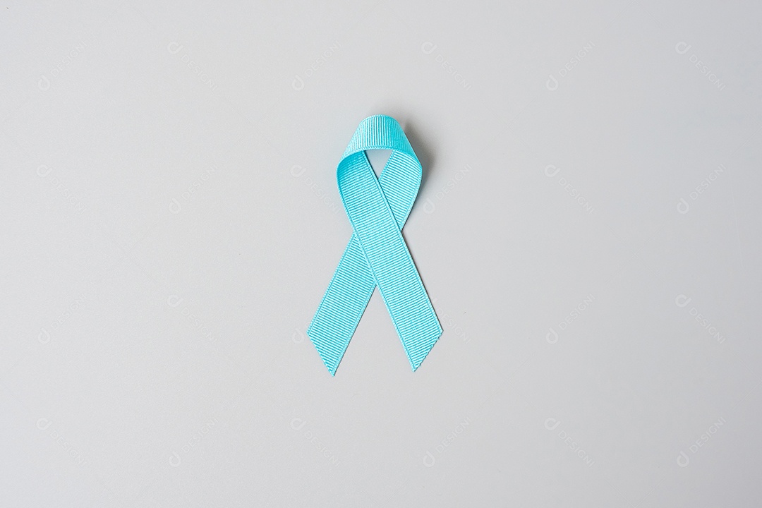 Novembro mês de conscientização do câncer de próstata, fita azul clara para apoiar as pessoas que vivem e estão doentes. Cuidados de saúde, homens internacionais