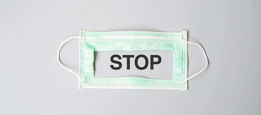 máscara facial médica em fundo cinza, previne coronavírus ou doença do vírus Corona (Covid-19). Anti-séptico, higiene pessoal, novo normal, viagens