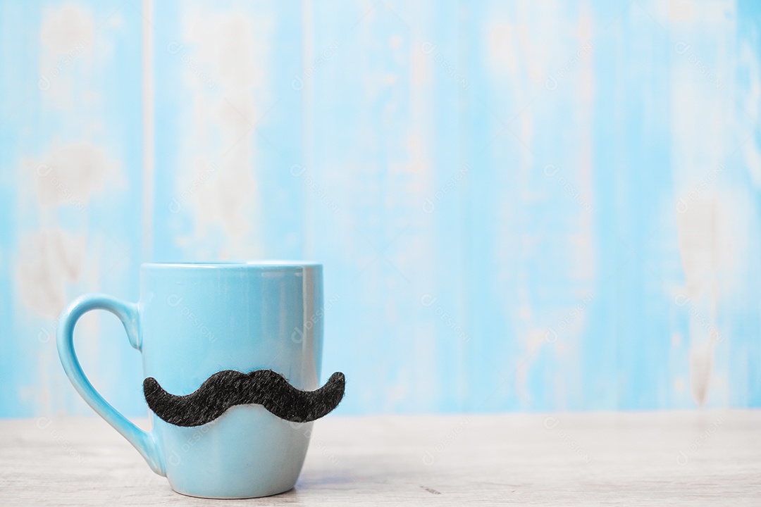 Xícaras de café azuis com bigode preto no fundo da mesa de madeira pela manhã. Dia dos pais e conceito de dia internacional dos homens