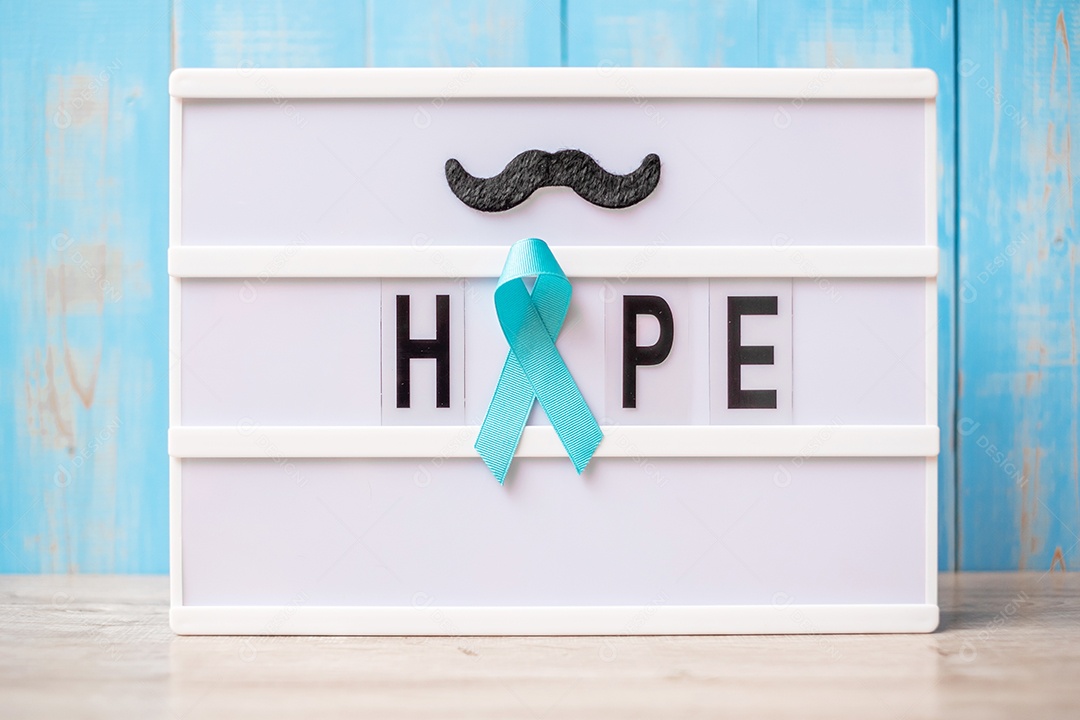 Mês de conscientização do câncer de próstata, fita azul clara com bigode na mesa de luz com fundo de texto Hope para apoiar pessoas vivas e doentes