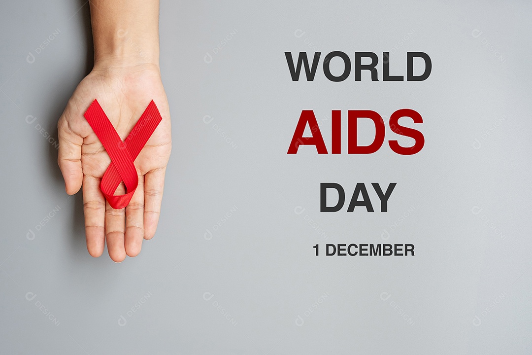 Mão segurando a fita vermelha para apoiar as pessoas que vivem e estão doentes. Saúde e conceito de sexo seguro. Dezembro Dia Mundial da Aids e Mês de Conscientização do Câncer do Mieloma Múltiplo