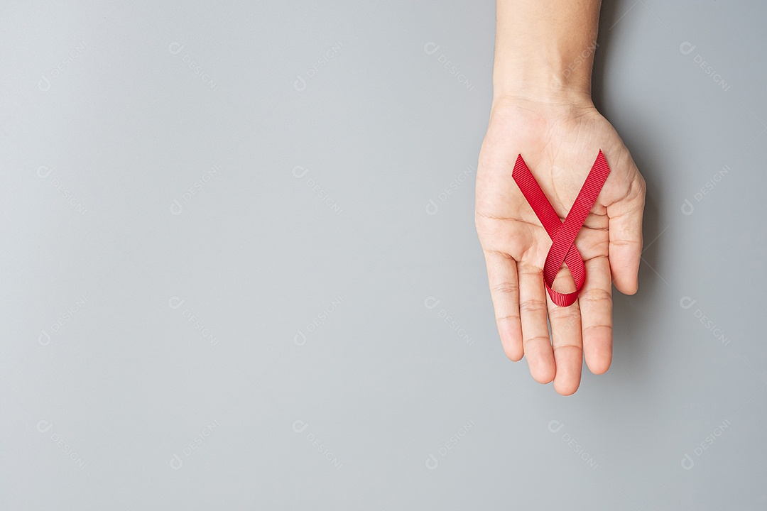 Borgonha Red Ribbon para apoiar as pessoas vivas e doentes. Saúde e conceito de sexo seguro. Dezembro Dia Mundial da Aids e Mês de Conscientização do Câncer