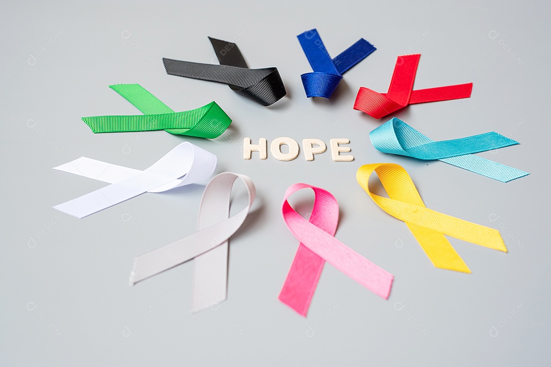 Dia Mundial do Câncer (4 de fevereiro). fitas coloridas de conscientização; azul, vermelho, verde, preto, cinza, branco, rosa e amarelo para apoiar pessoas vivas e doentes. Cuidados de saúde e conceito médico