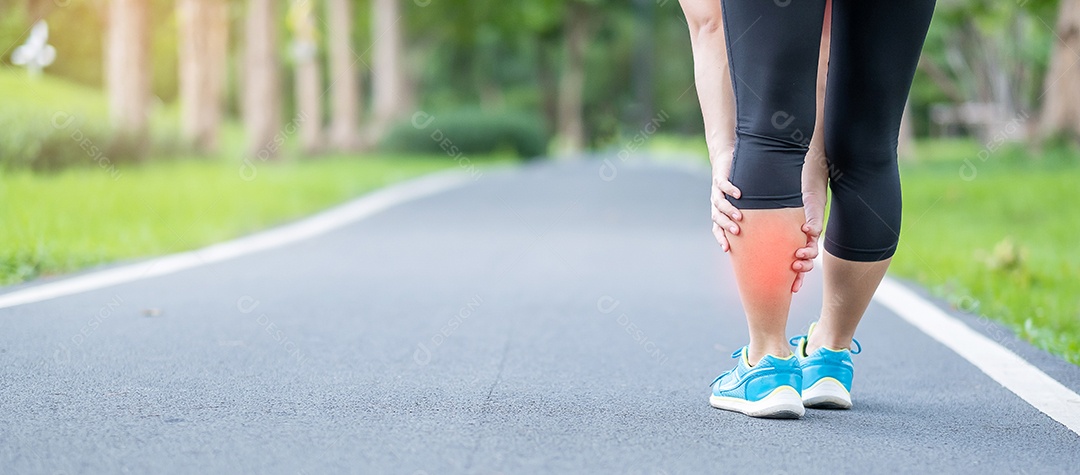 Mulher adulta jovem com sua dor muscular durante a corrida.