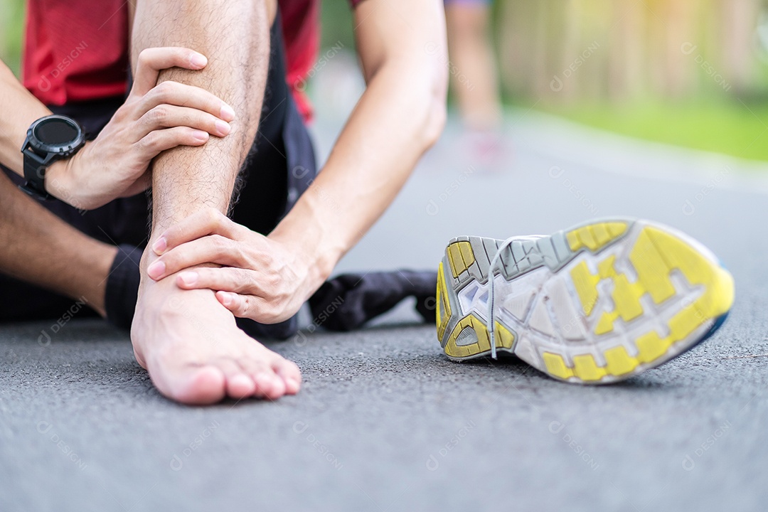 Macho adulto jovem com sua dor muscular durante a corrida. Homem corredor.