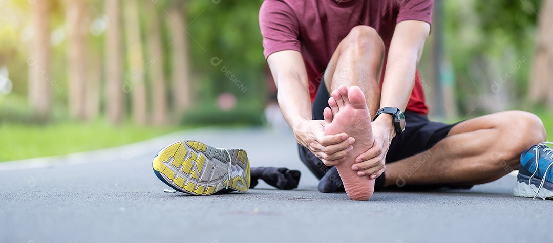 Macho adulto jovem com sua dor muscular durante a corrida. Homem corredor.